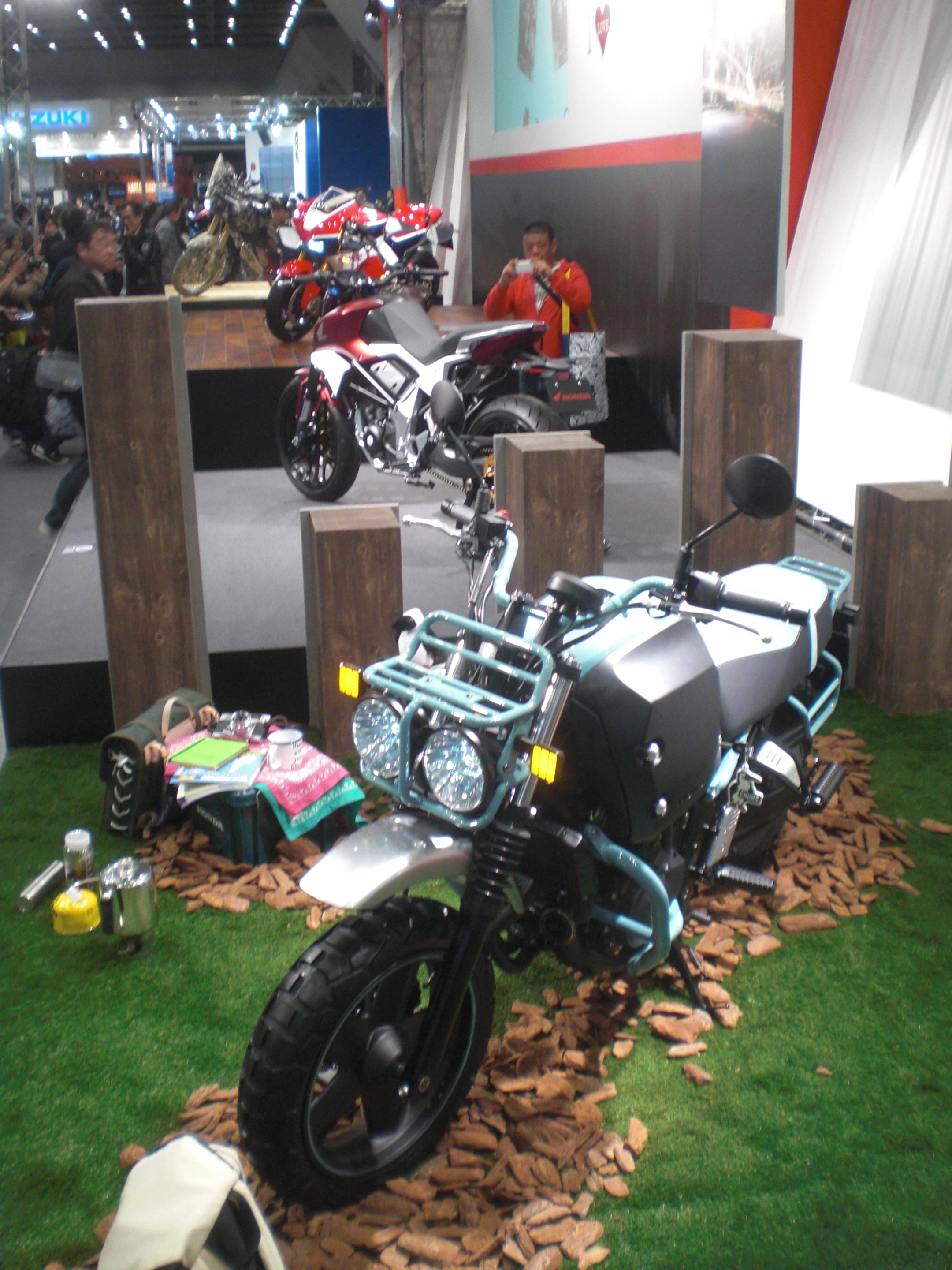 With a seat height of only 730mm and wide 15 inch tires, the Bulldog has both a low center of gravity and solid stance (Photo: Stephen Clemenger/Gizmag.com)