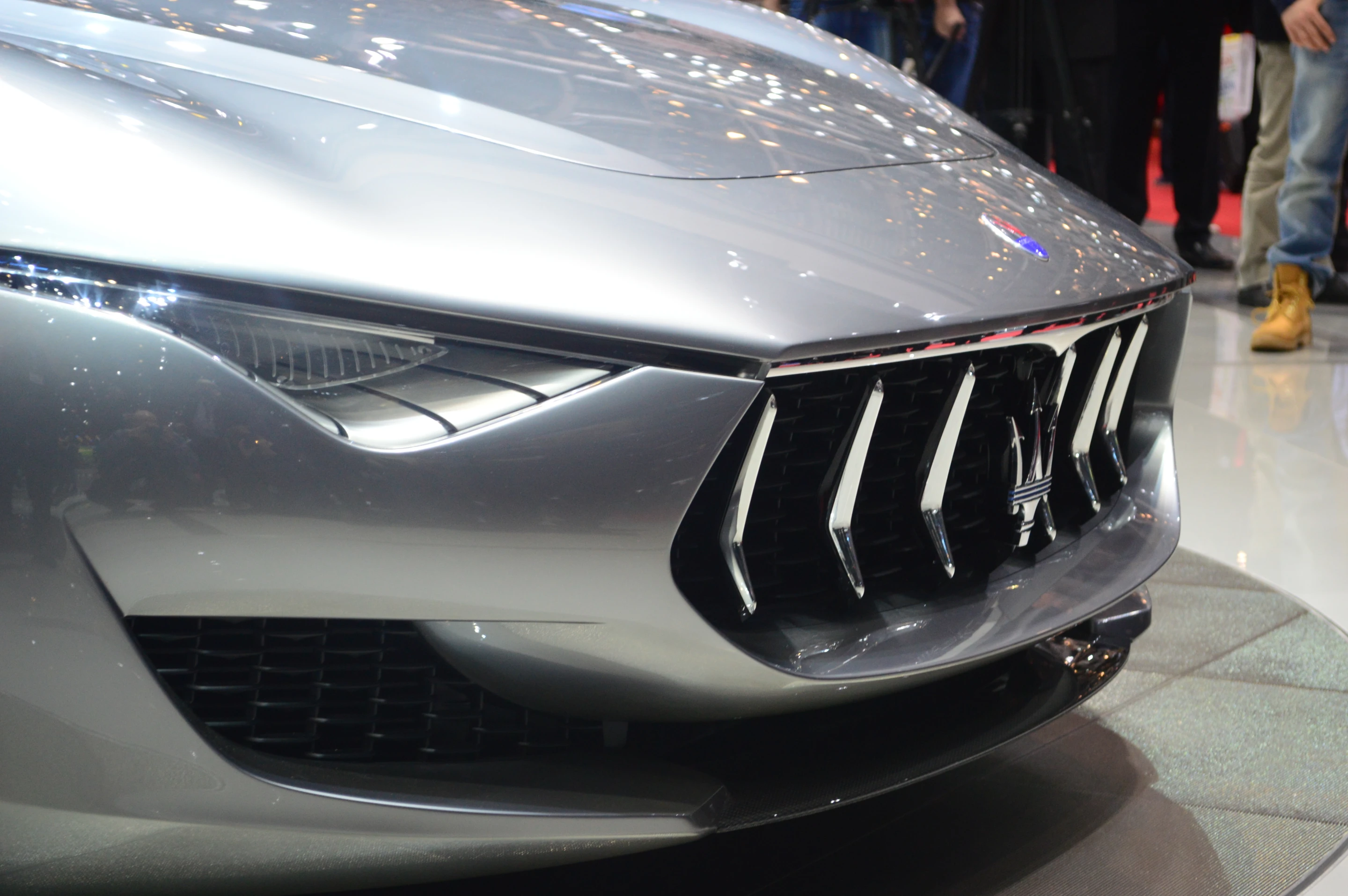 The vertically divided grille with the iconic "V" motif in the center(Photo: CC Weiss/Gizmag)