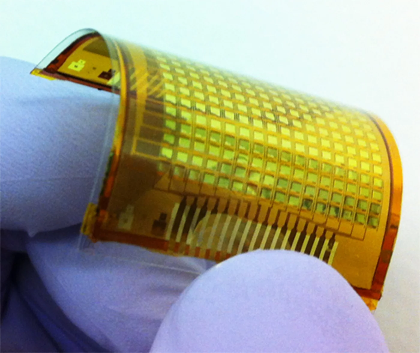 A fully fabricated interactive e-skin containing 16 ×16 pixels (Photo: Ali Javey/Chuan Wang, Berkeley)
