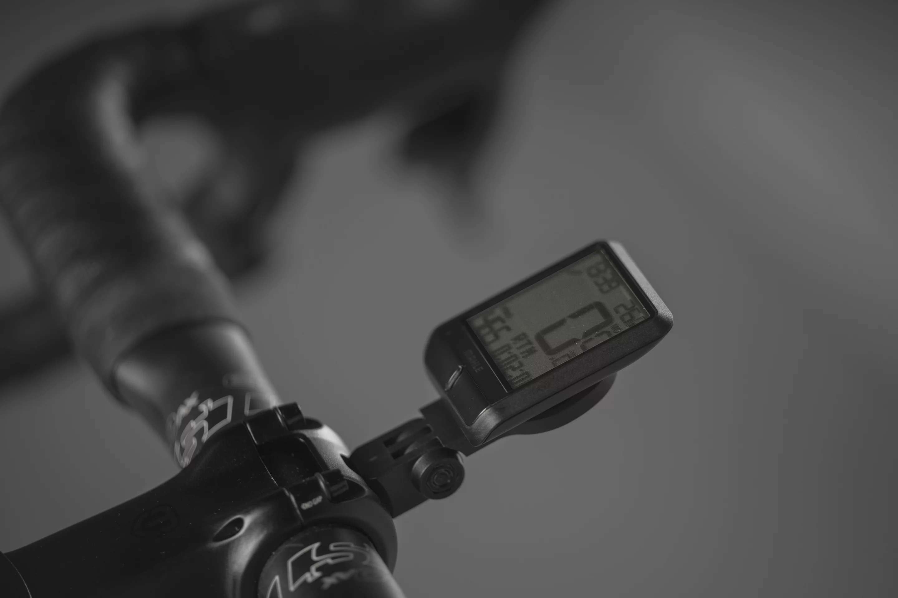 The handlebar display shows ride metrics and status info, and can be removed if desired