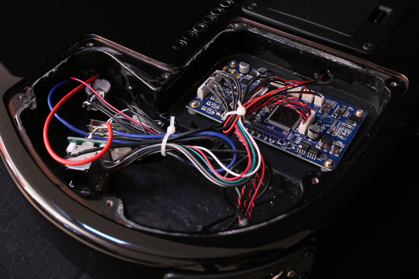 Tom Allen kindly sent us a photo of the inside of the AT-200, volume/tone pots to the left and Auto-Tune DSP to the top