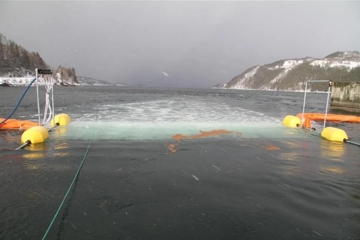 A new system for cleaning up oil spills at sea uses a curtain of air bubbles to contain the oil (Photo: SINTEF)
