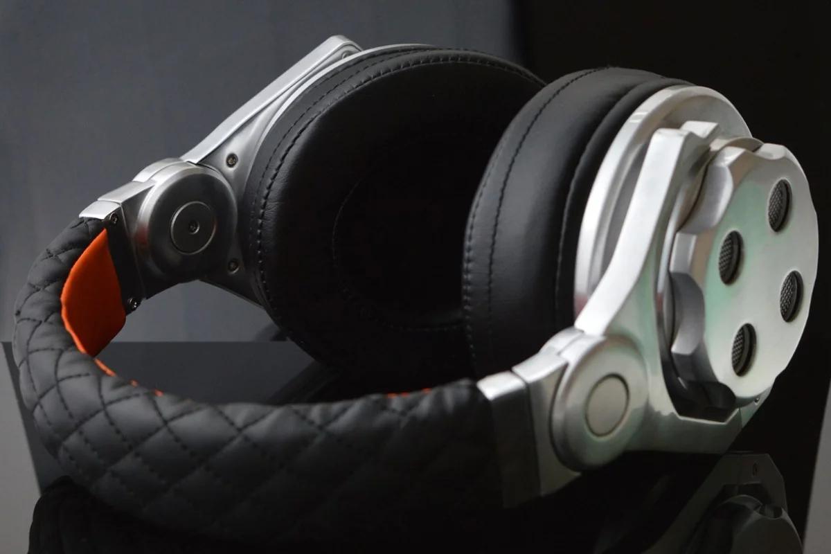 Users can choose open- or closed-back listening by turning the outermost section of each earcup