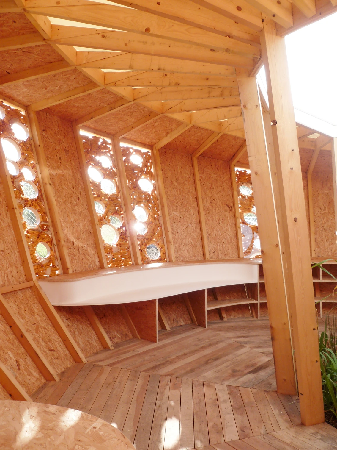 Following the sun’s daily east-to-west cycle, the roof features a central light shaft that illuminates living zones