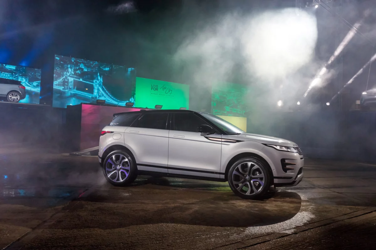 The new Evoque comes in two new exterior colors dubbed Seoul Pearl Silver and Nolita Grey