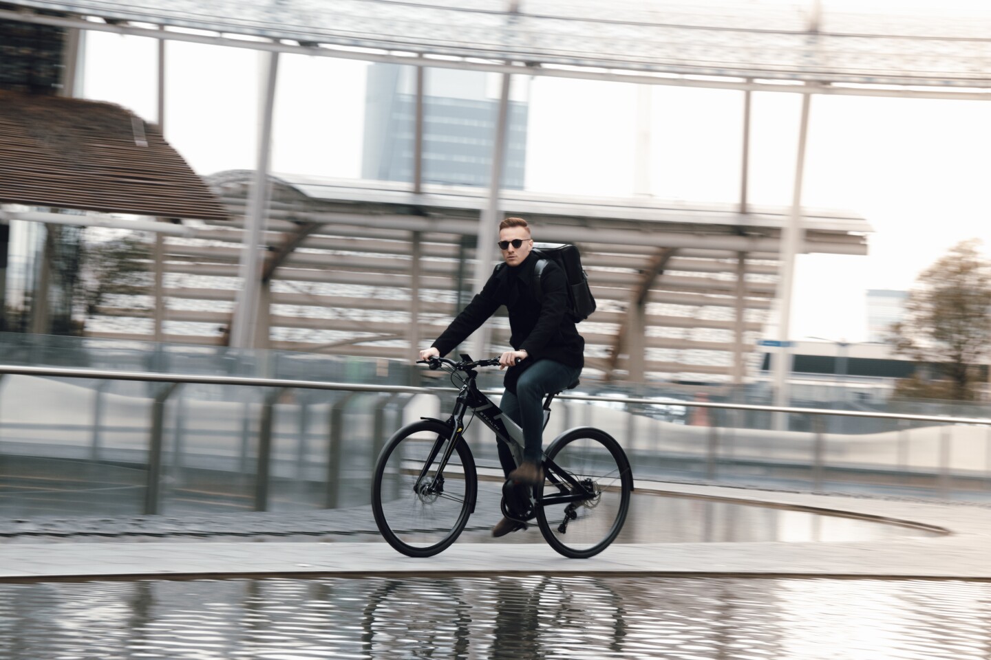 Designed for urban adventures, the Overlander comes with a 60 mile battery, hydraulic disc brakes and front suspension.