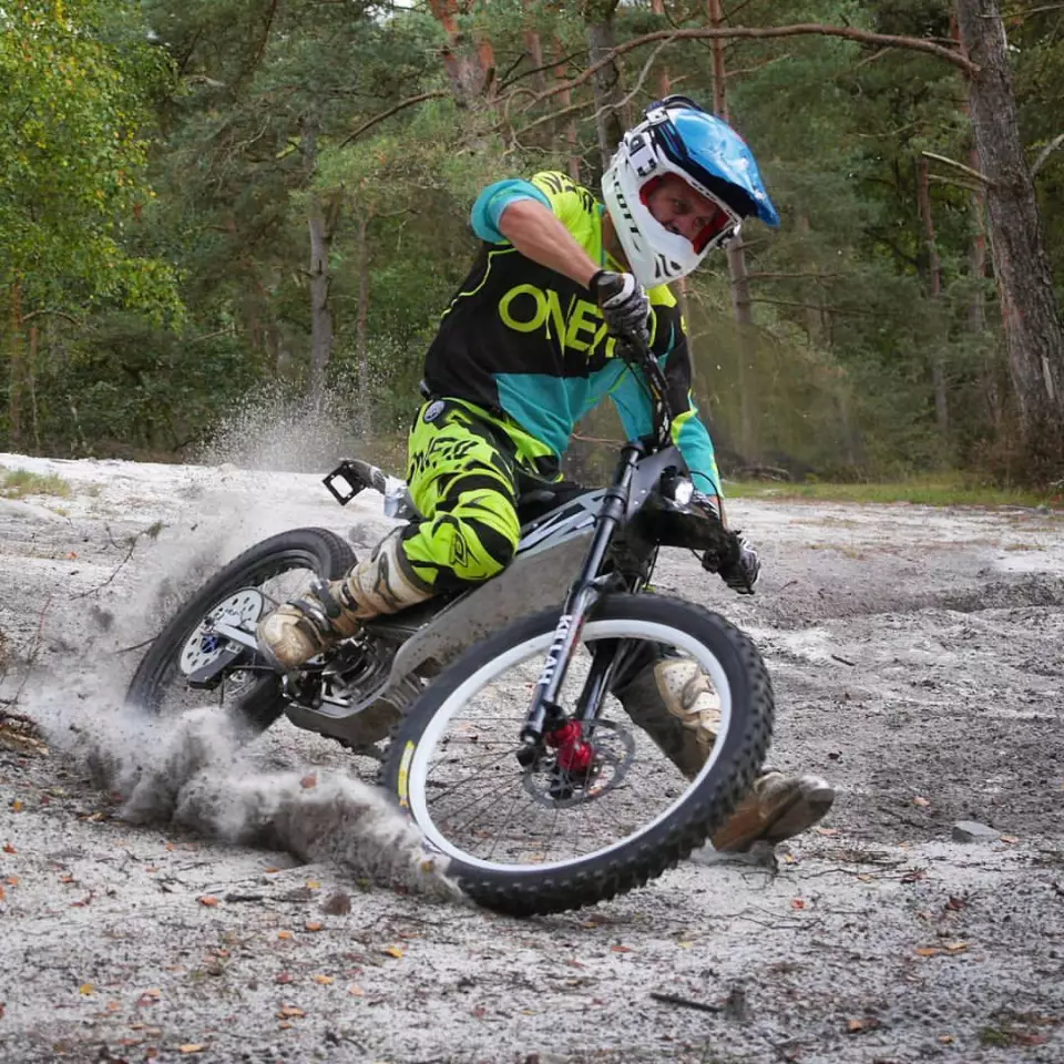 The LMX 161-H is capable of tackling any kind of terrain, both on- and off-road