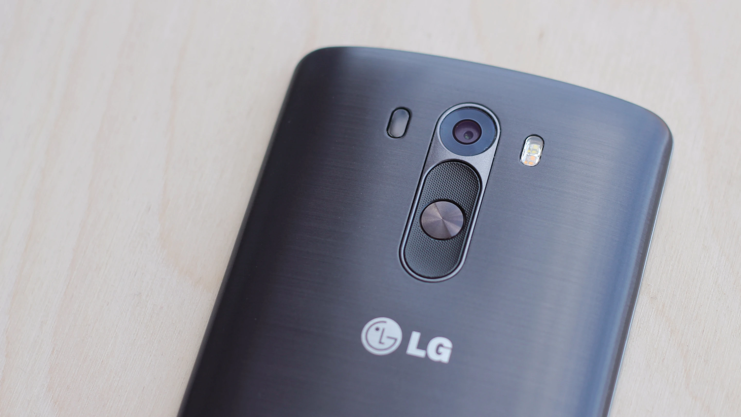 The G3 has back-facing buttons, which can take a little getting used to (Photo: Will Shanklin/Gizmag.com)