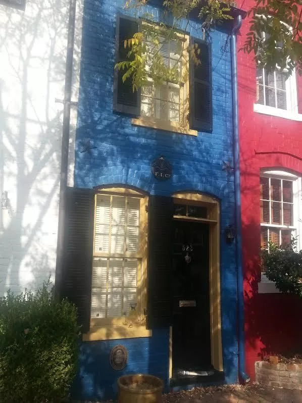 Another 19th century “spite house”, this tiny building arose in 1830 in Virginia after a local became fed up with the noise and crime that congregated in the small alley next to his home. So the solution, he first bricked up the alley before roofing it and turning it into an additional residence