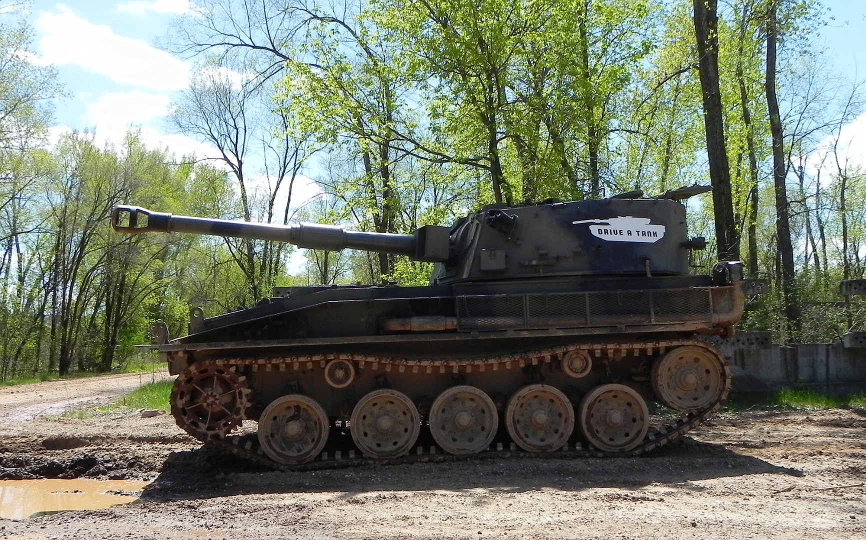 The Abbot FV433 is a self-propelled gun (SPG) with light armor and a smooth cruise