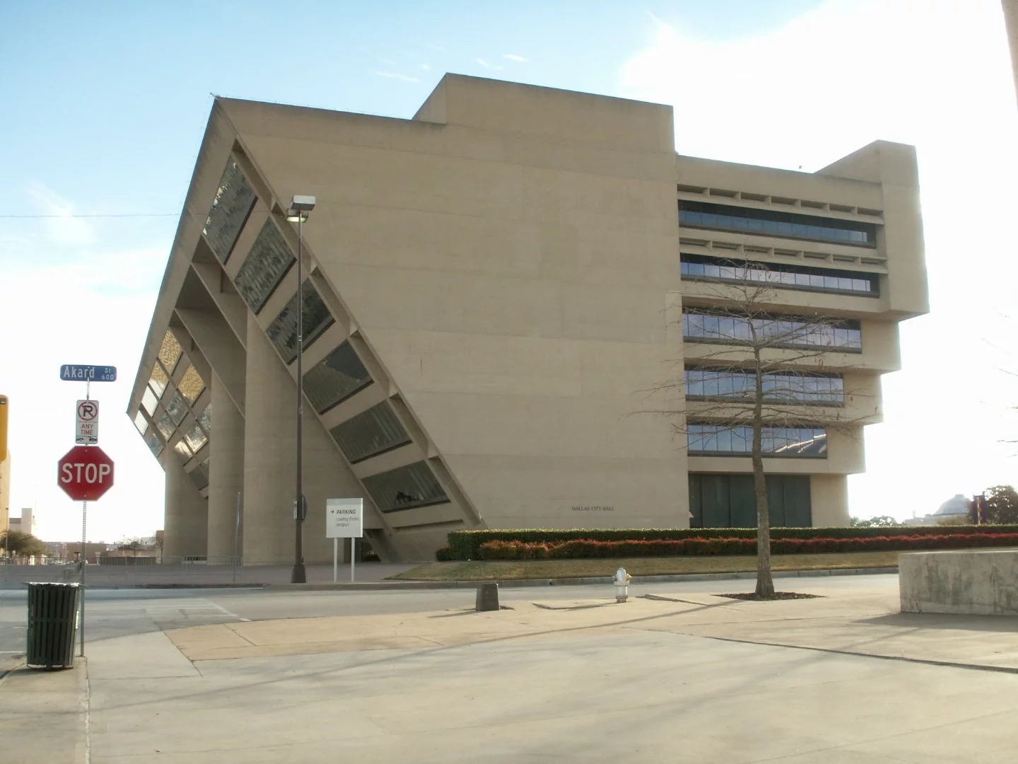The Dallas City Hall was completed in 1978 and the inverted pyramid structure was designed to increase the size of the ground level public spaces. The building was also notoriously used in the classic 1980s film Robocop (Credit: Daquella manera (CC BY 2.0))
