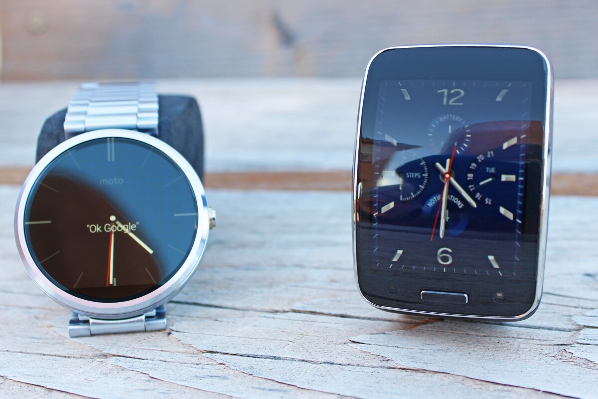 Gizmag goes hands-on to compare the Motorola Moto 360 (left) and Samsung Gear S smartwatches (Photo: Will Shanklin/Gizmag.com)