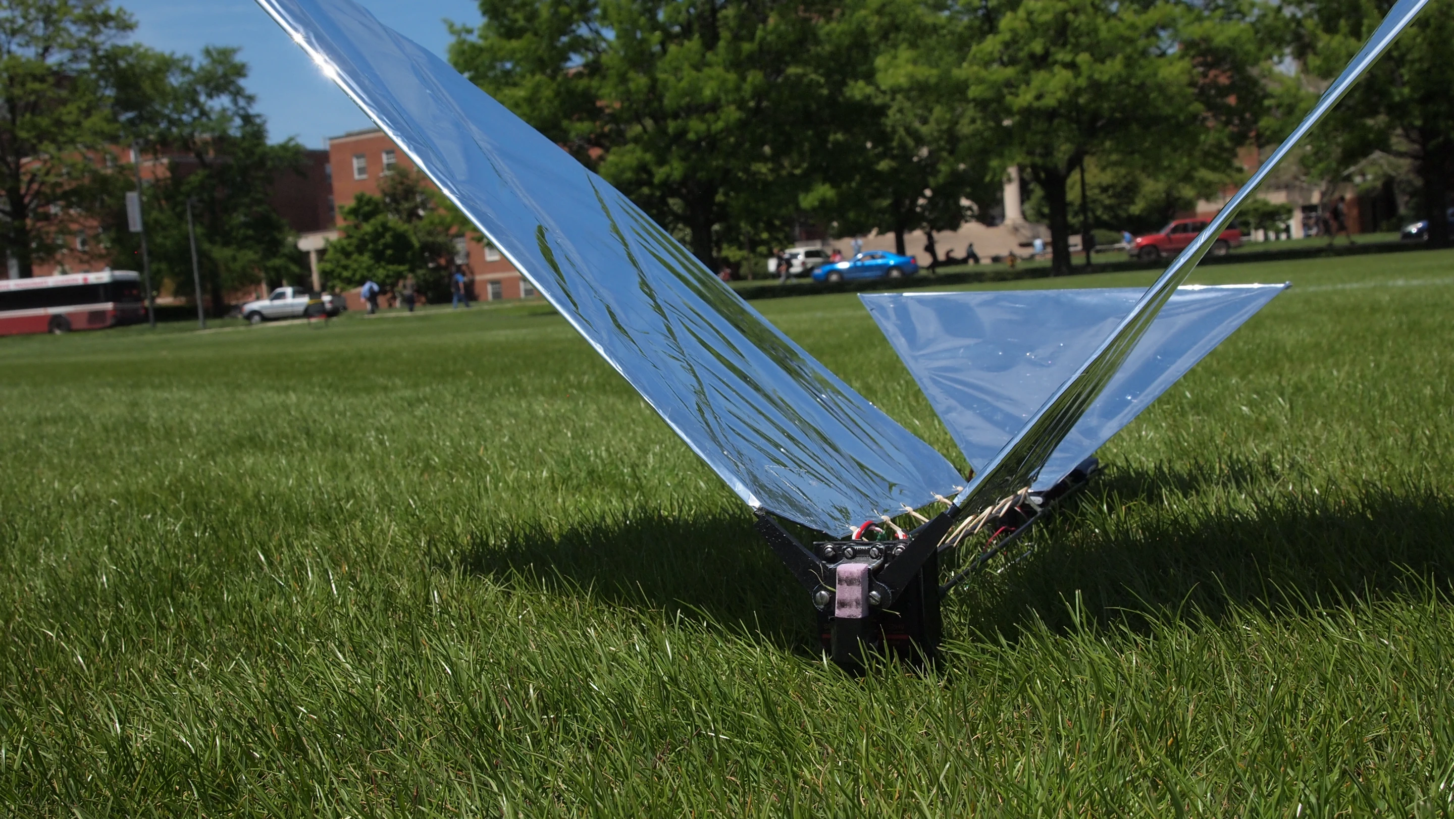 As well as sporting wings that can beat independently of each other, Robo Raven can be programmed with any number of motion patterns, allowing it to perform impressive aerobatics like back flips, dives and rolls, and breathtaking turns