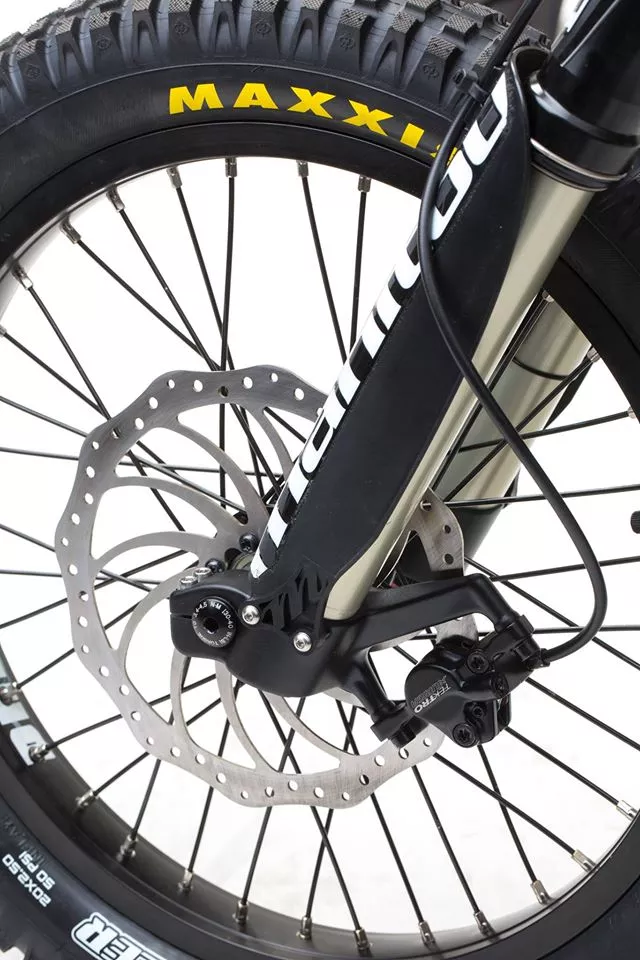 203 mm brake discs sit on both front and back