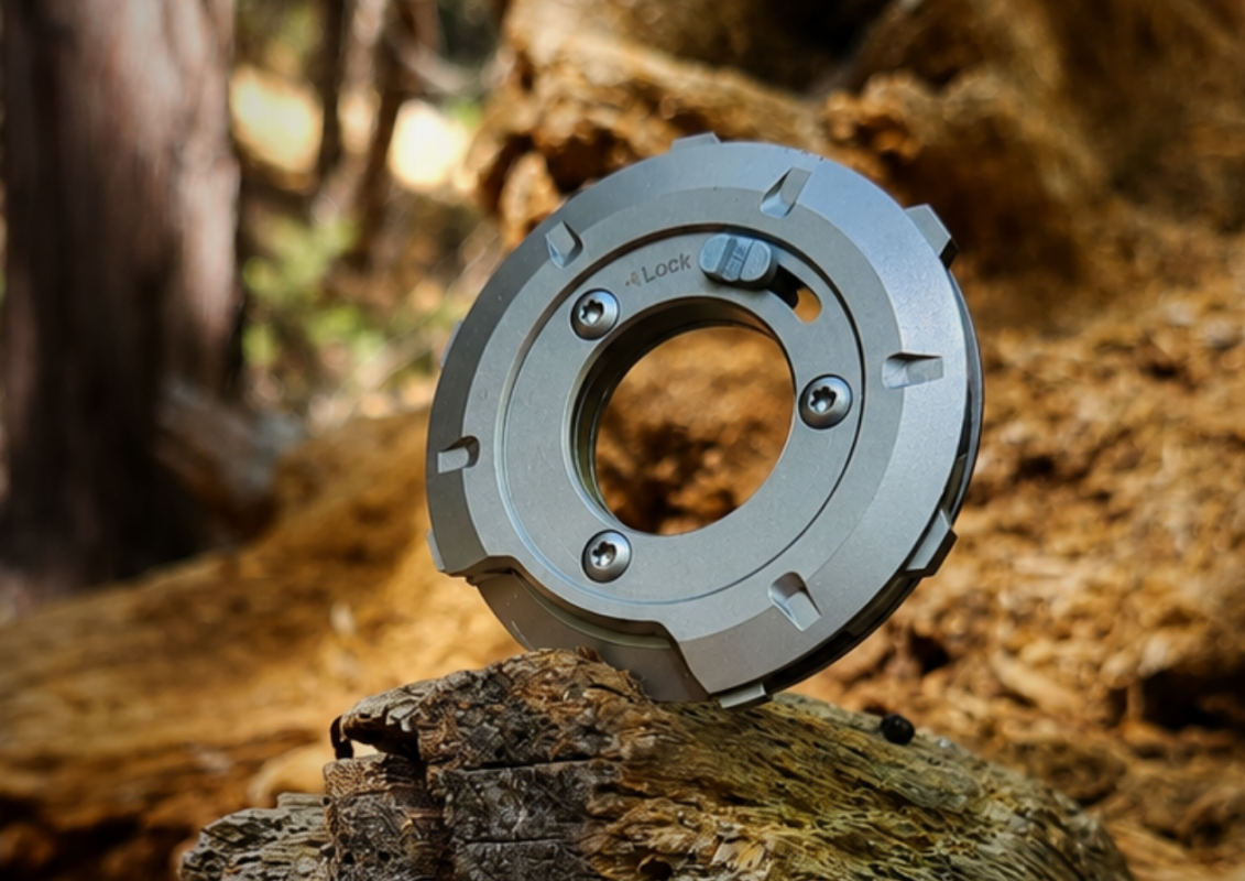 Tiny multitool disc spins between functions