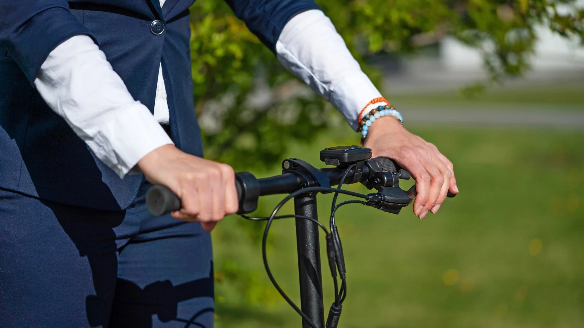 A simple throttle button makes the CityRabbit go, while a standard brake lever causes it to stop