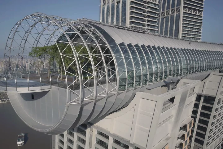 The Crystal measures 300 m (984 ft) in length and is supported in place by four skyscrapers