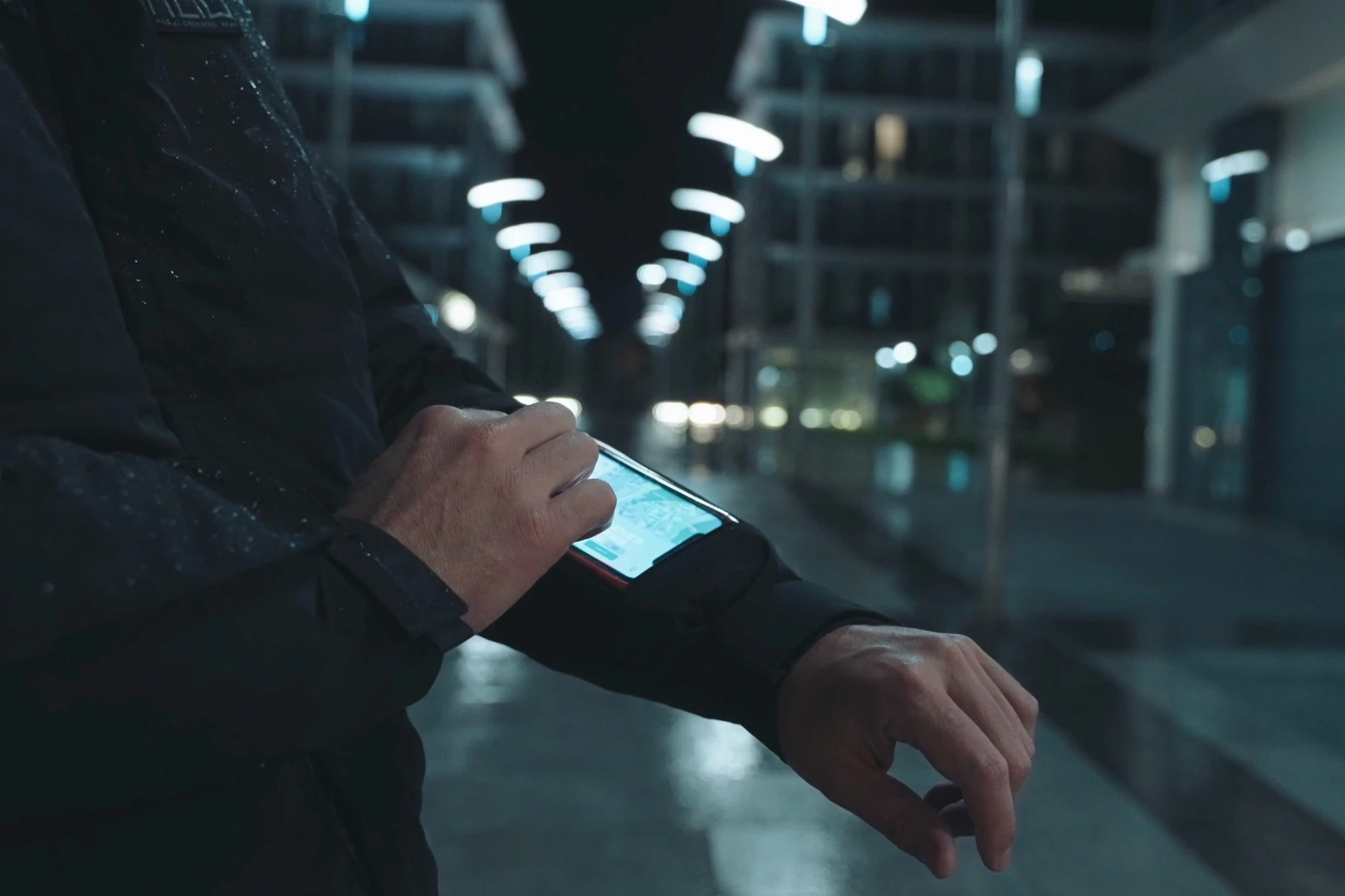 A look at the transparent smartphone sleeve pocket