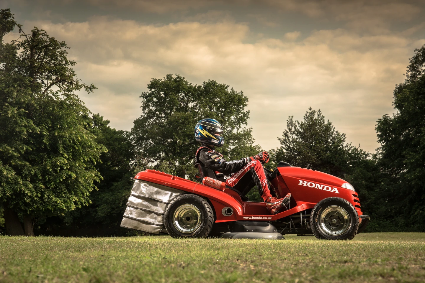 Honda reports power-to-weight ratio of 532 bhp/tonne giving it a top speed of 130 mph (209 km/h)