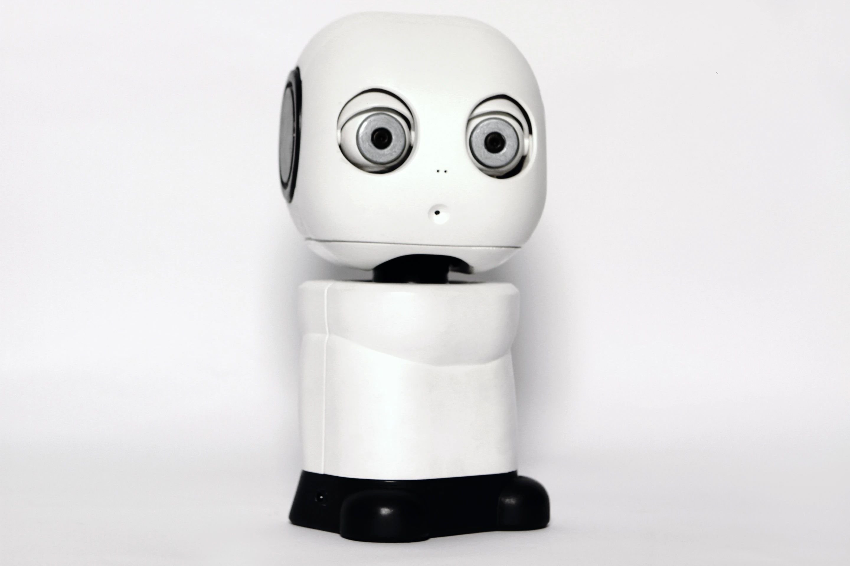 Three-quarter view of Hello Robo's MAKI