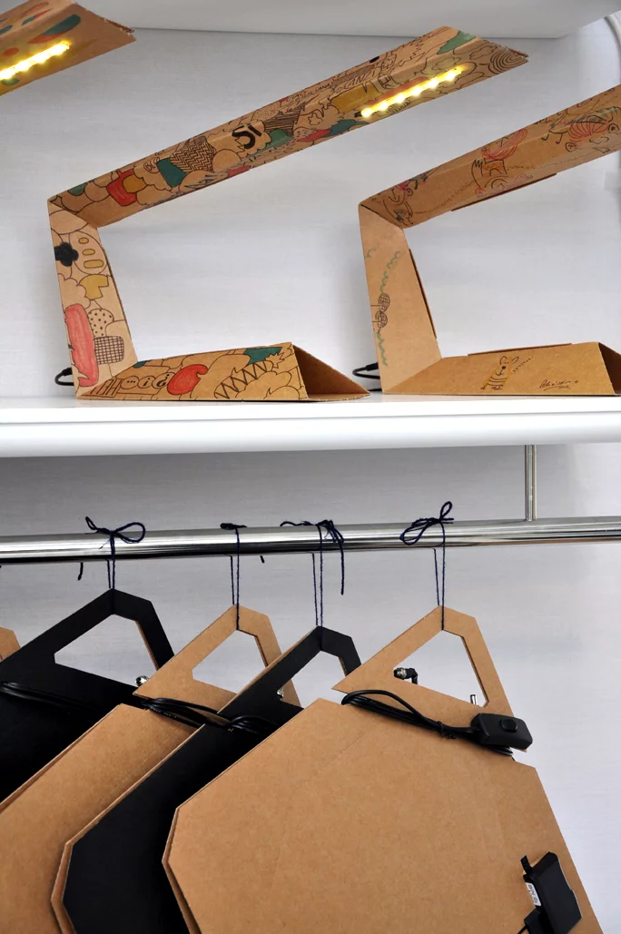 Following a series of instructions, home builders can cut and fold a strong sheet of cardboard into the 01LAMP's free standing structure (photo Edoardo Campanale/Gizmag)