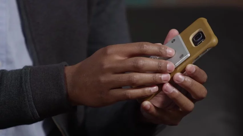 The i-Blades smartcase and smart blade add battery life and memory to smartphones