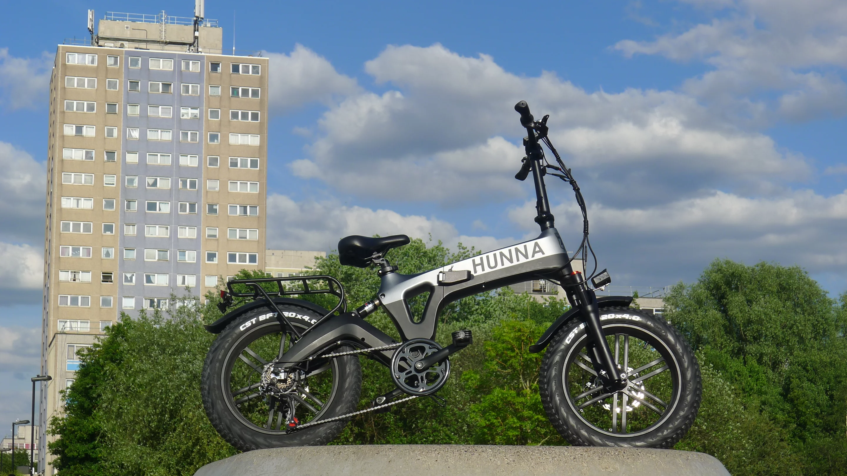 Described as the "hardest-looking foldable ebike on da streets," the Hunna comes with a 250-watt Bafang motor for pedal assist up to 25 km/h, but can be had with a 750-W motor for use on private land in the UK and Europe or on the road in the US