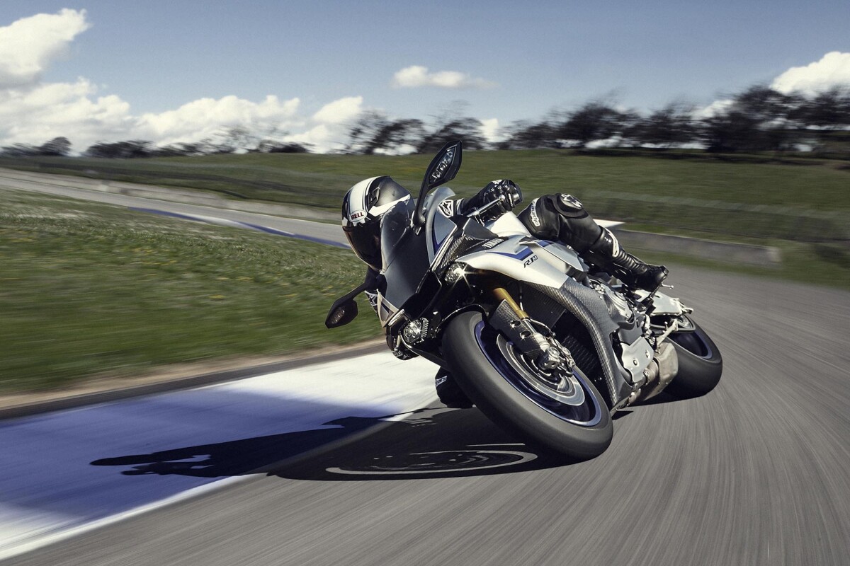 2015 Yamaha R1M - in action on the racetrack