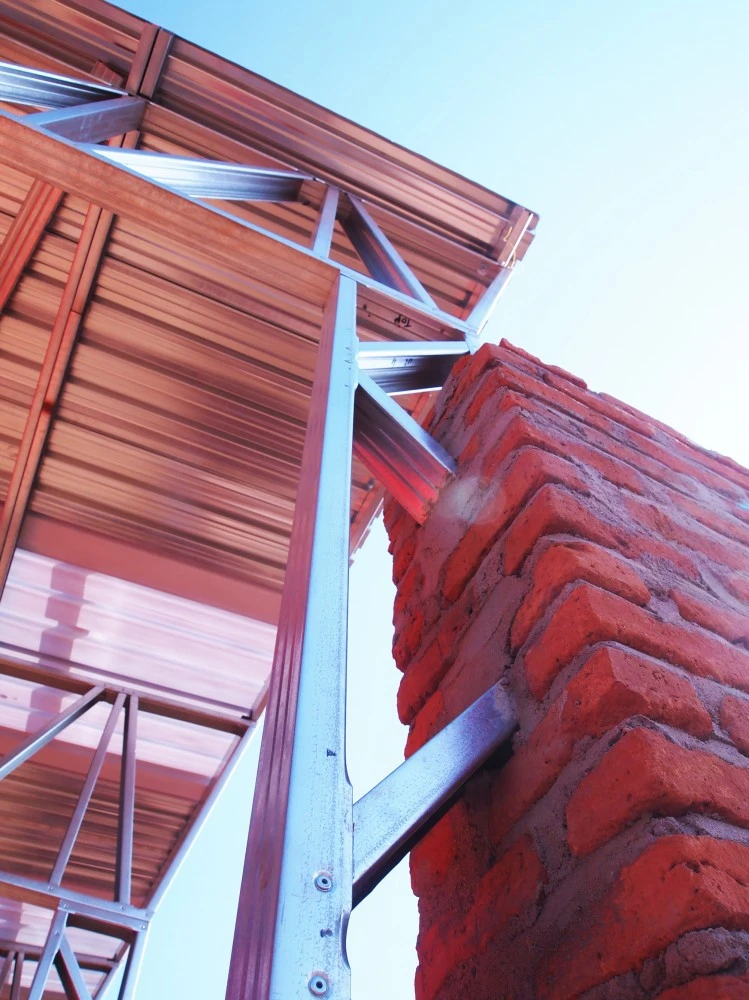 The school comprises two classrooms, a large central courtyard, and some bleachers (Photo: Architecture for a change)