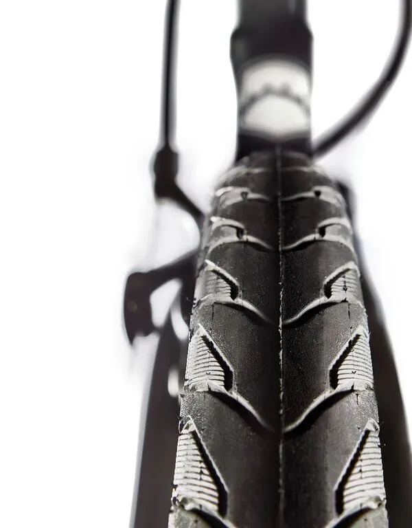 The Invincible bike features house-brand puncture-resistant 700x32C tires