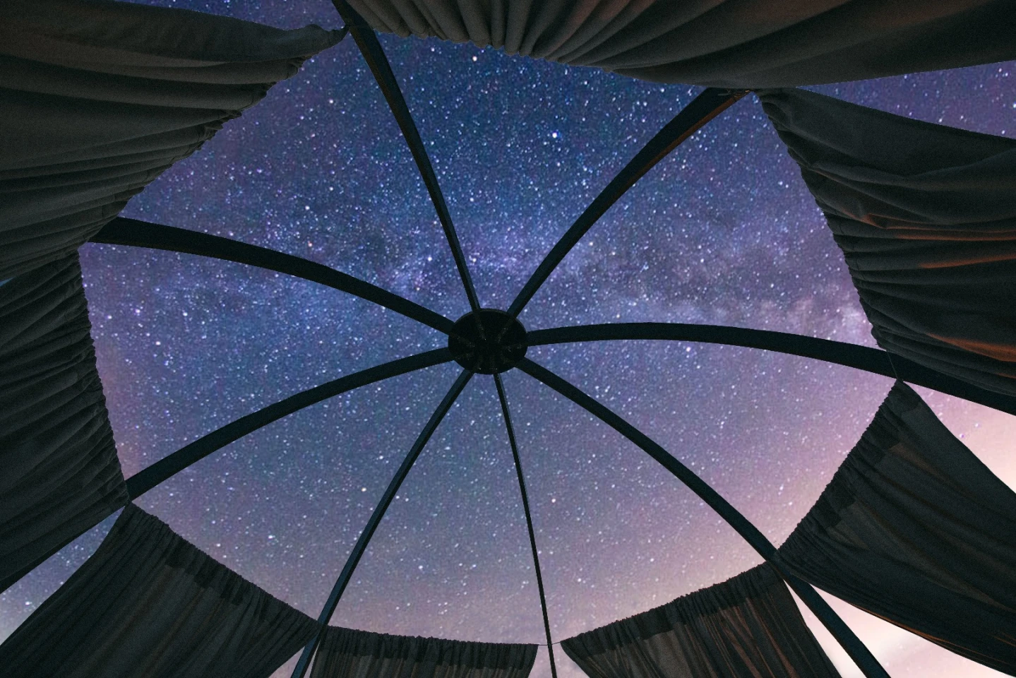 The central roof core is however always left uncovered, allowing users to not feel restricted and to also enjoy sleeping underneath the starry night sky