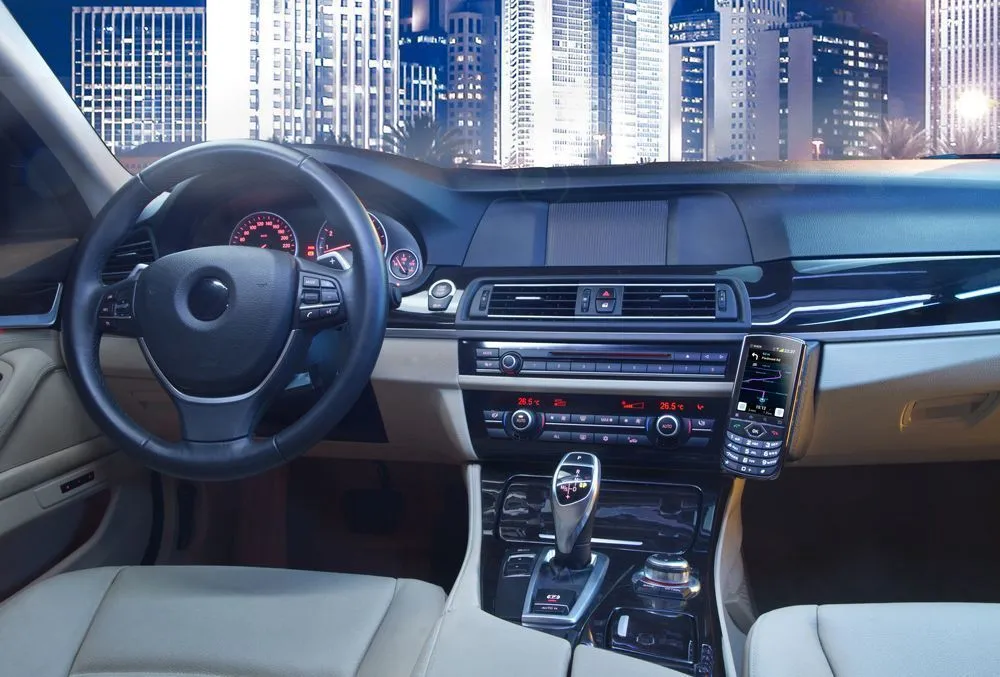 The VOYAGER can be connected to the car’s onboard diagnostics via Bluetooth or RS232 port, so it can provide updates on the car’s systems