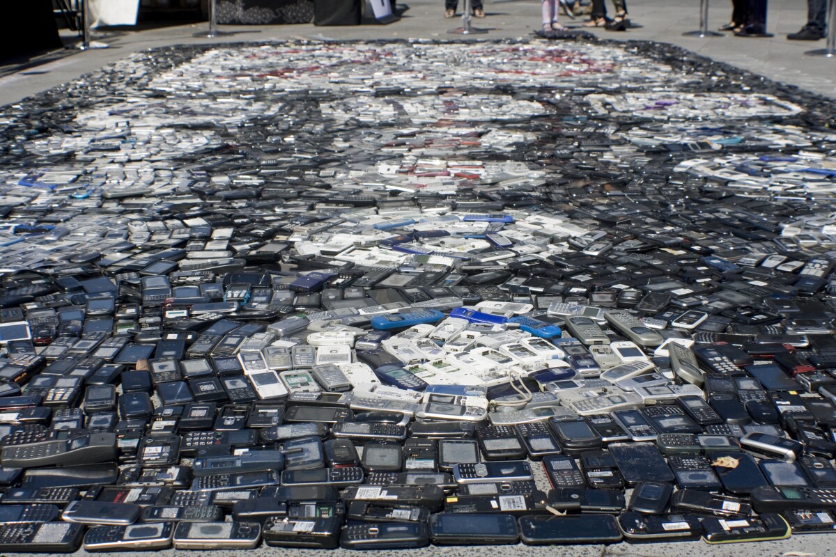 While in the early days, Jordan's work was largely centered on mass consumption, he soon saw the potential of his photography to draw attention to other, equally pressing issues (Photo: Nick Lavars/Gizmag.com)