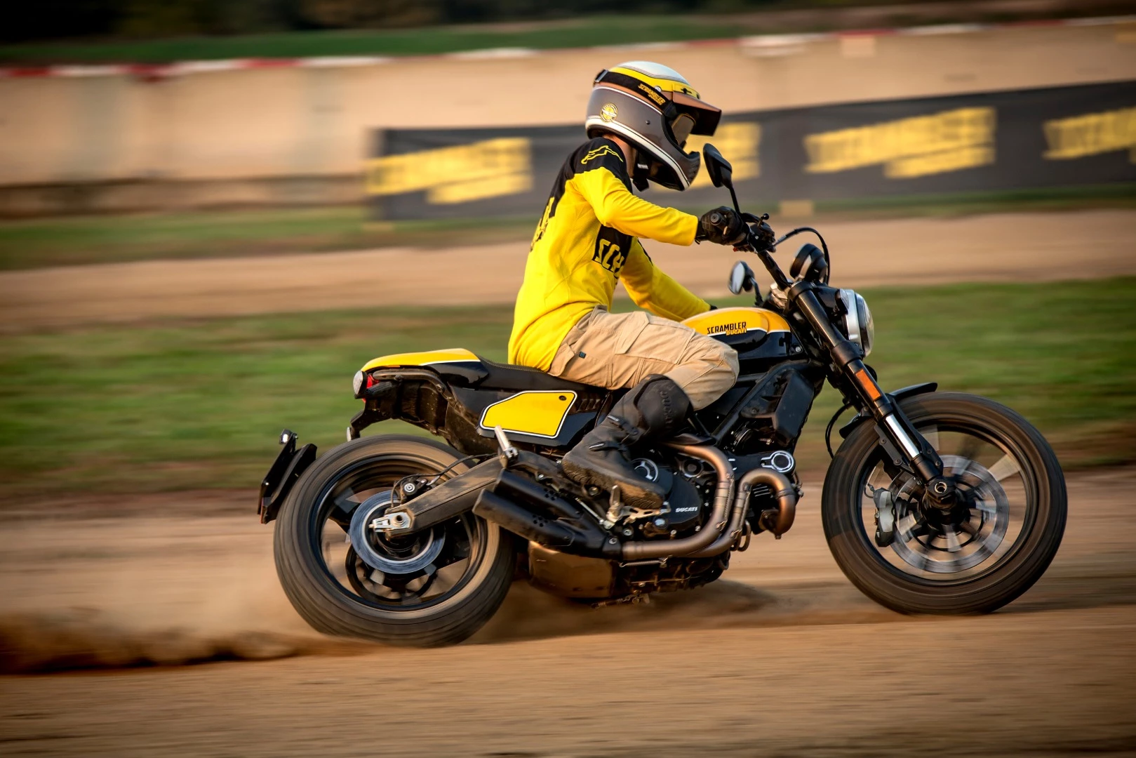 The Full Throttle has been designed to have a dirt track competition feel