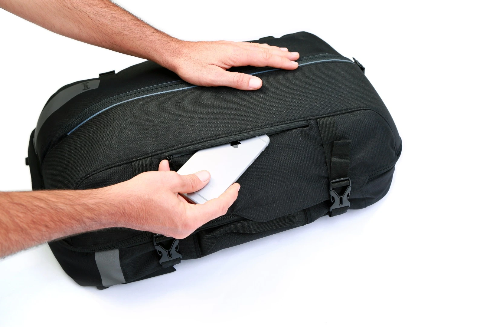 A separate pocket on the outside of the bag keeps phones and other items within easy reach