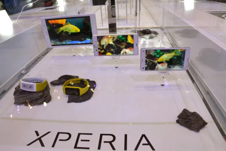 Sony creates an artificial aquarium at IFA by submerging its new Xperia range in a tank of water (Photo: Paul Ridden/Gizmag)