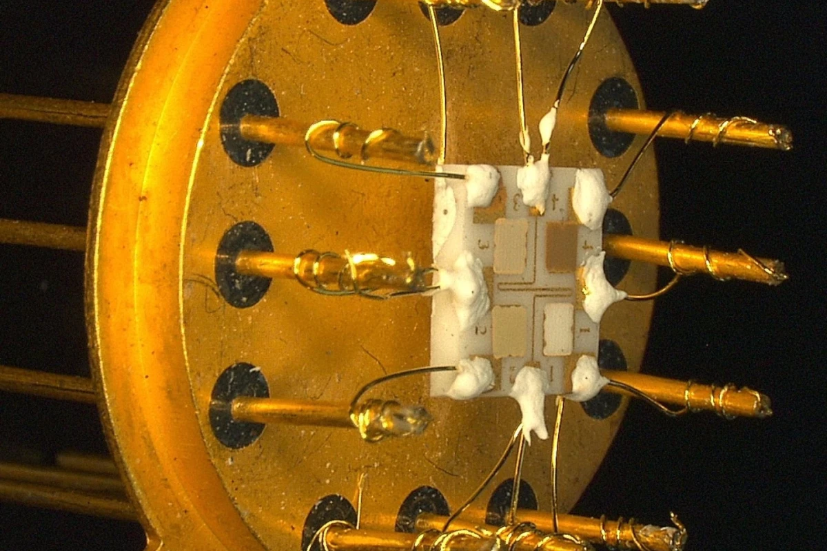 The sensor consists of four areas with different metal oxides that change resistance when coming into contact with gases