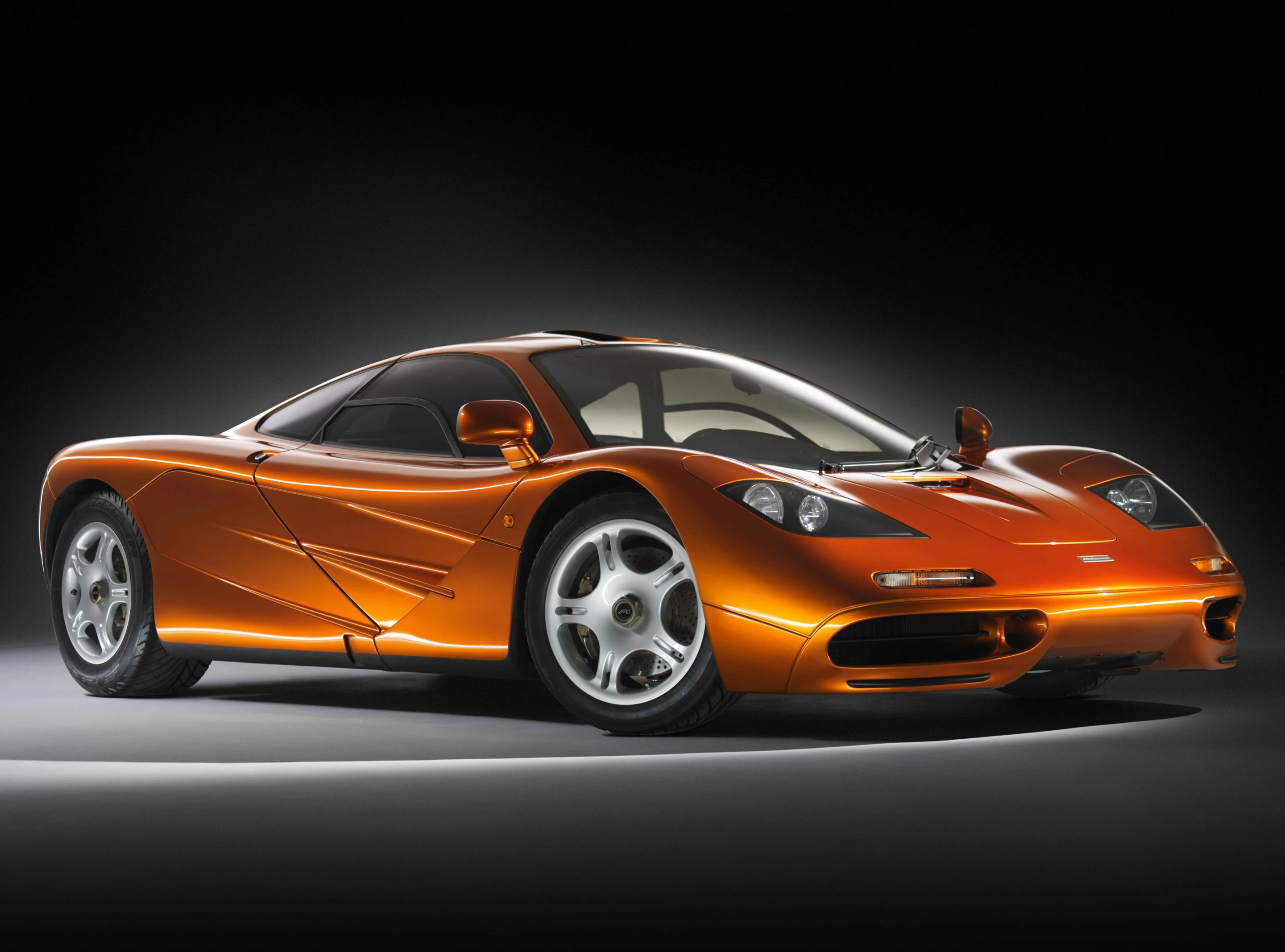 F1's weight-to-power ratio of 550 hp/ ton let it do 0-60 mph (96 km/h) in 3.2 seconds, 0-100 mph (160 km/h) in 6.3 seconds, and 28 seconds to hit 200 mph (320 km/h)