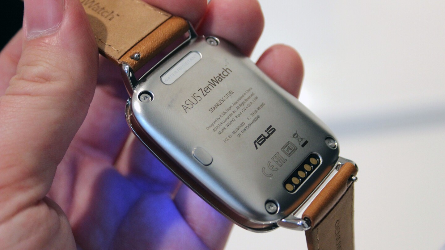 The device charges using a cradle similar to the LG G Watch (Photo: Chris Wood/Gizmag.com)
