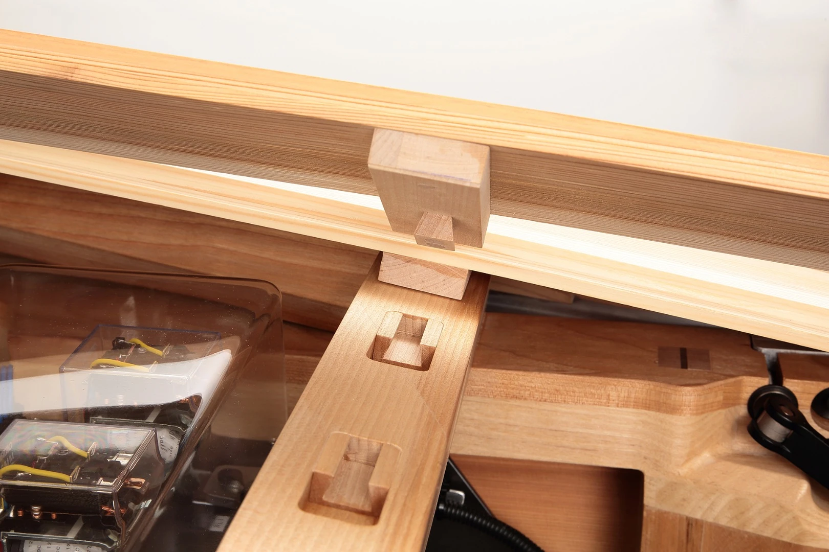 To join the woods, traditional Japanese woodworking was called upon, allowing most of the joints to be done without nails or screws