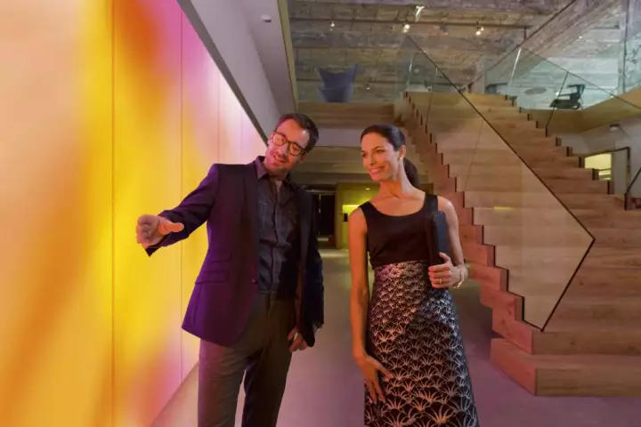 Philips has announced its plans to develop wallpapers containing integrated LEDs, which would glow in variety of colors accordingly to the user's requirements (Photo: Philips)