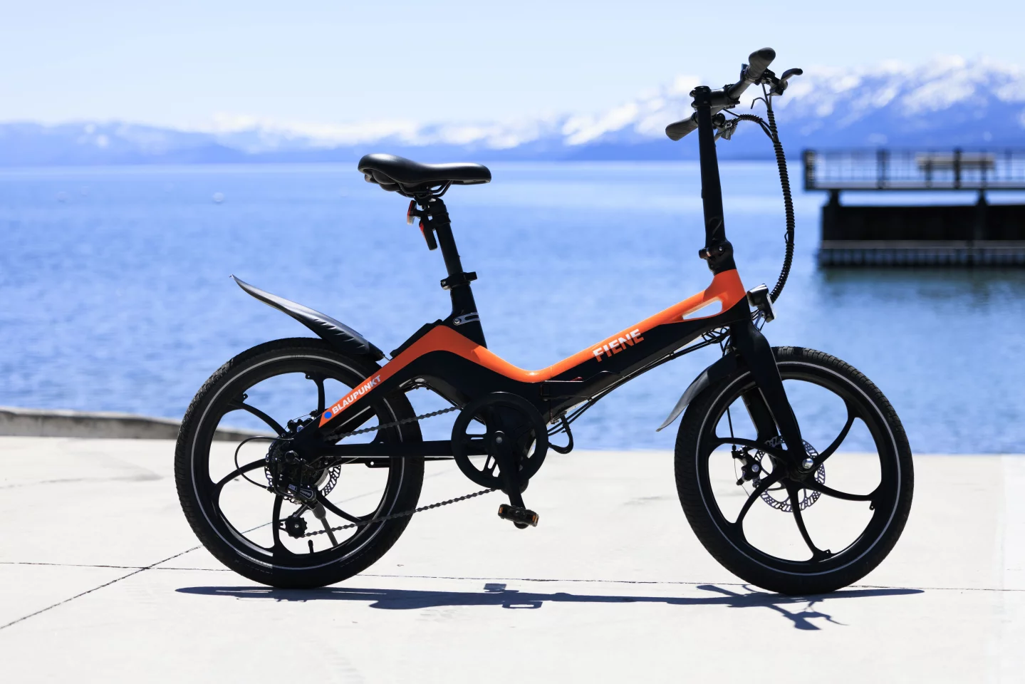 The Henri comes in gray/black, the Fiete in blue/black and the Fiene (shown) in orange/black