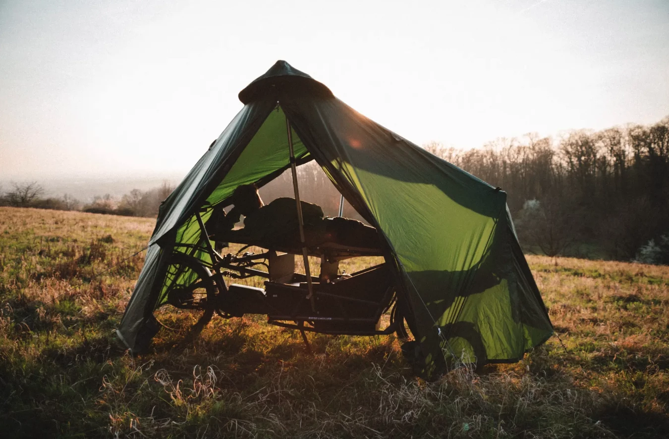The production tent design also offers two separate entries with wide openings, creating an open day camp protected from the sun