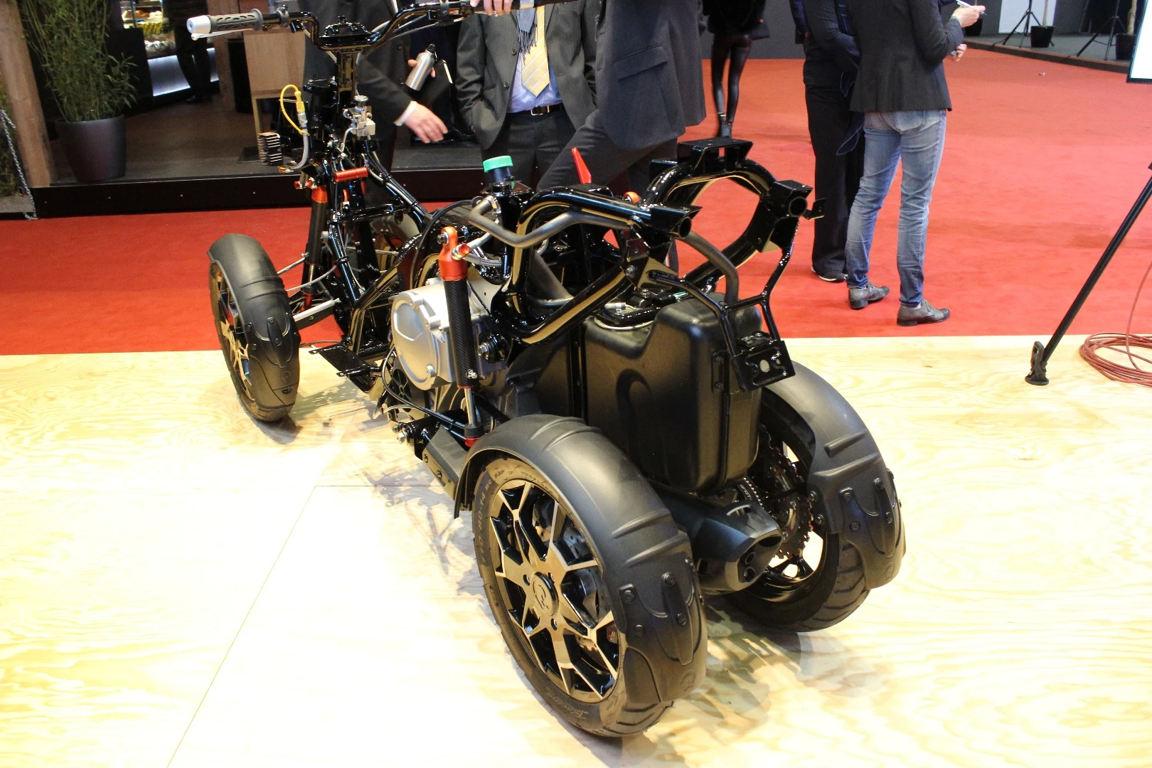Quadro Qooder: tilting twin rear wheel setup as well as the front.