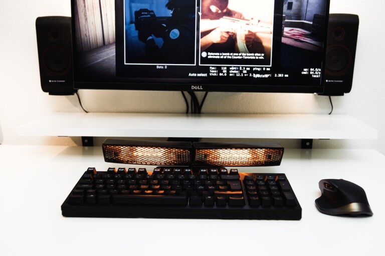 Keyboard handheater uses infrared to keep your fingers toasty