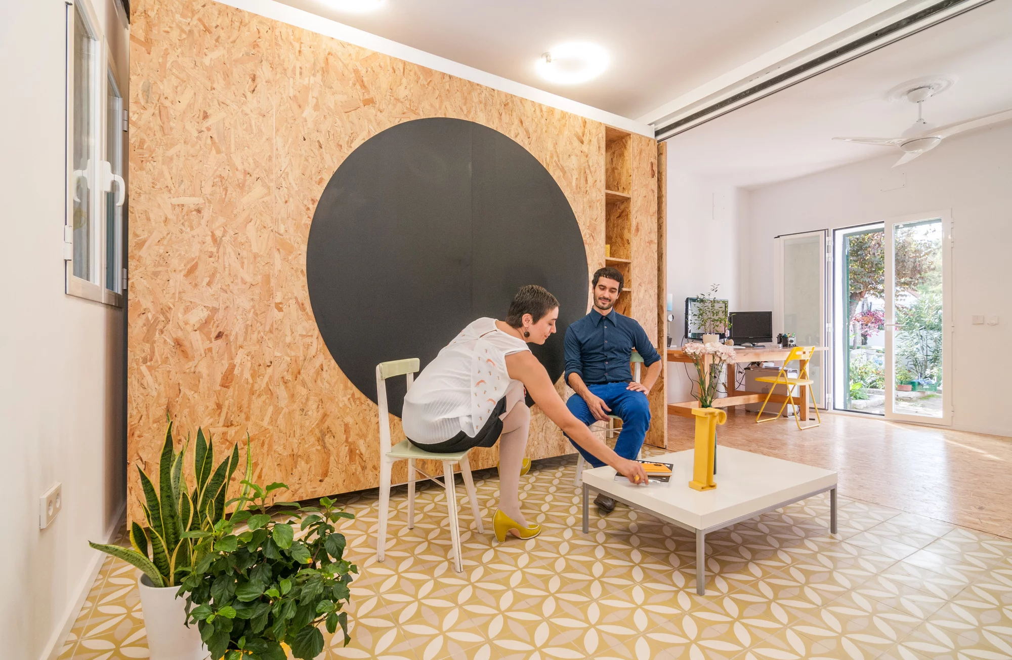 Rather than just sliding walls, the units also serve as bookshelves and storage (Photo: Javier de Paz García)