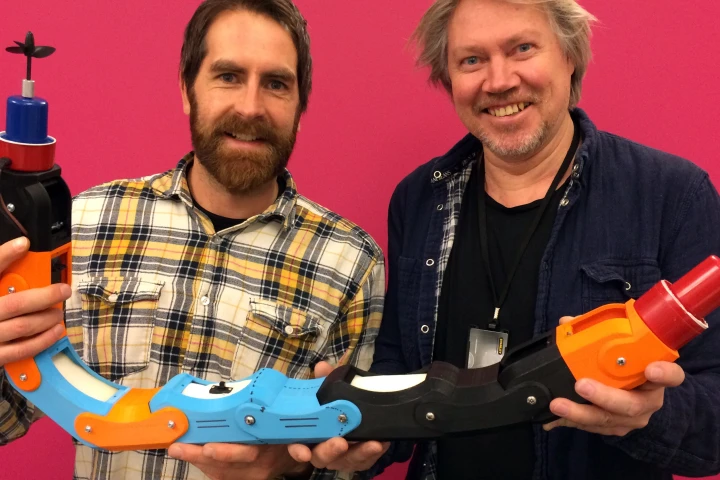 Inventas' Fredrik Lund (left) and SINTEF's Gorm Johansen with the new robot (Photo: Inventas)