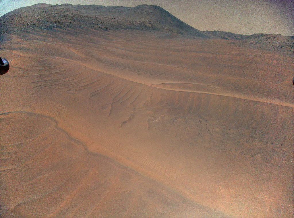 Martian dunes as seen from Ingenuity in flight