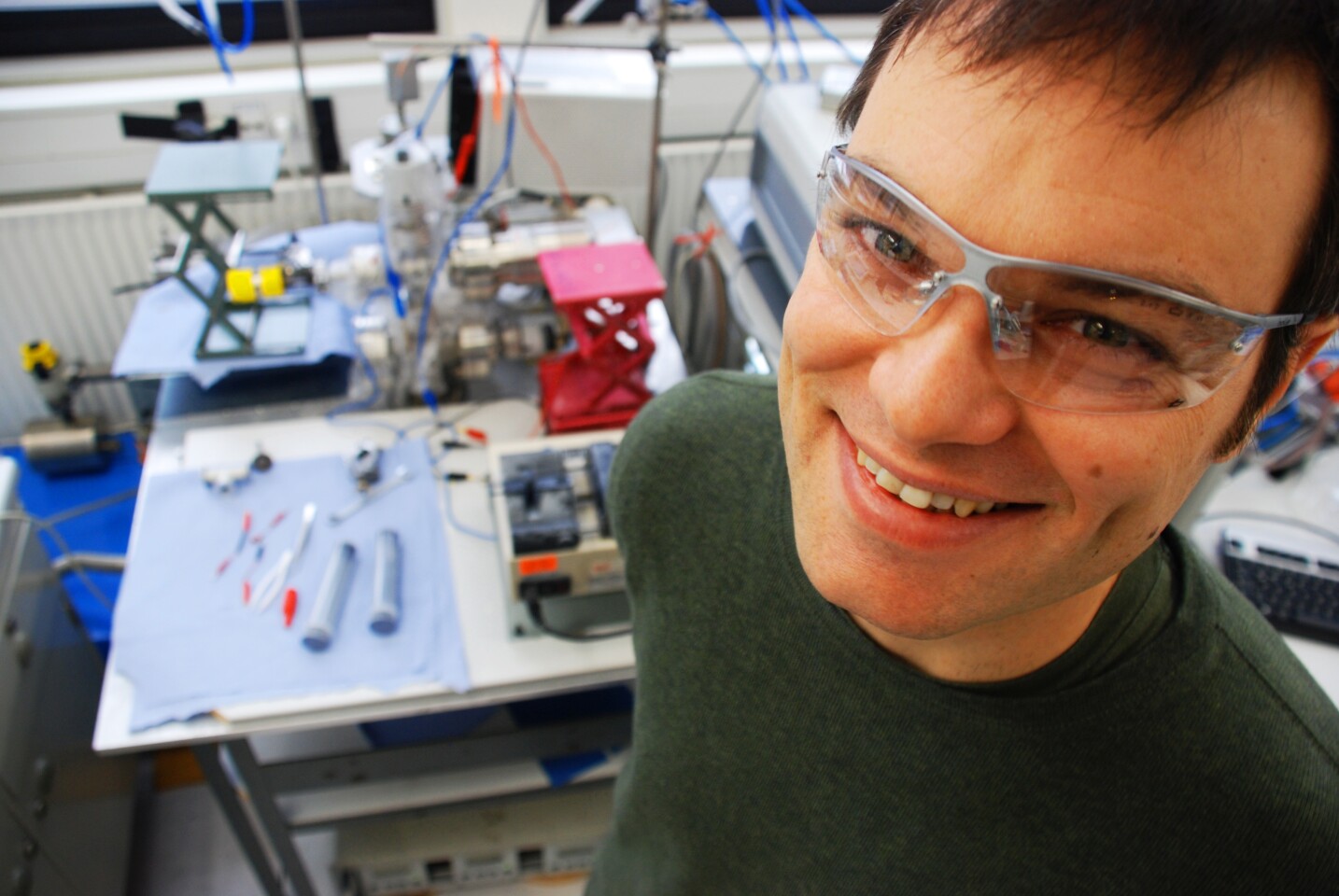 Matthias Arenz in his lab at the University of Copenhagen (Photo: Jes Andersen/University of Copenhagen)