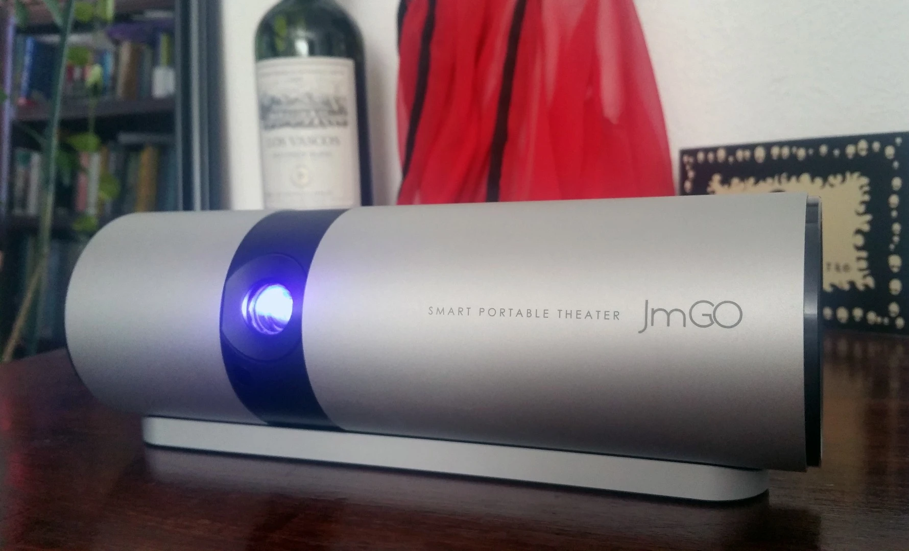 The JmGO View features wireless connectivity, built-in storage and battery, and an Android OS
